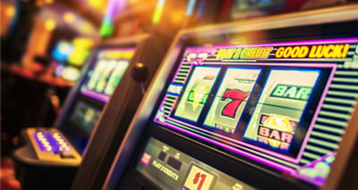 Who pays the jackpots for progressive machines?
